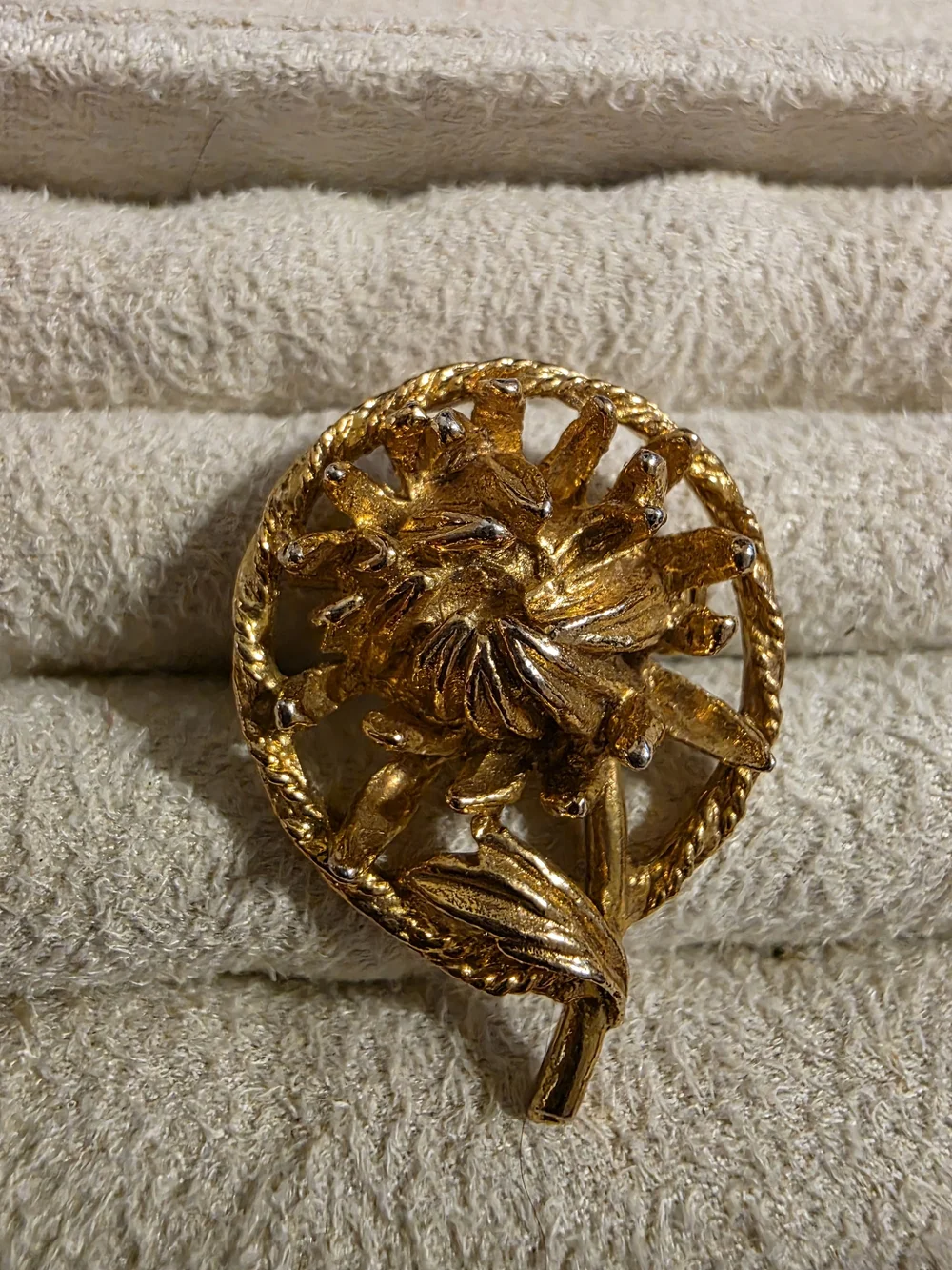 Vintage Gold Tone Circular Chrysanthemum Brooch Pin Mid Century Floral
